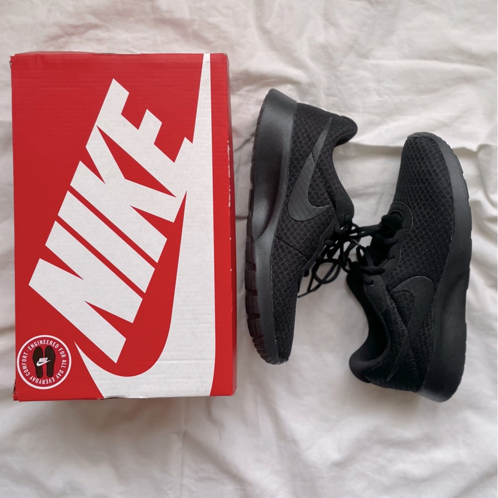 NIKE Tanjun Women’s Sneakers Sz 7.5 NIB